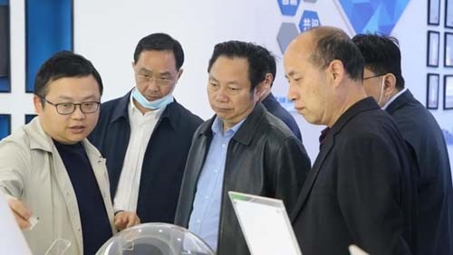 株洲市人大常委會(huì)黨組副書記丐重、副主任腔召，市總工會(huì)主席王建之一行蒞臨立方調(diào)研